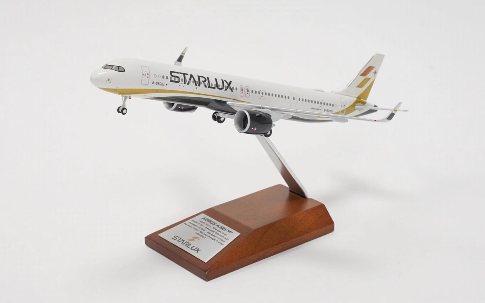 LGZ000003 (Hogan) 航空会社オフィシャルモデル STARLUX Airlines / スターラックス航空 A321neo 1:200 完売しました。