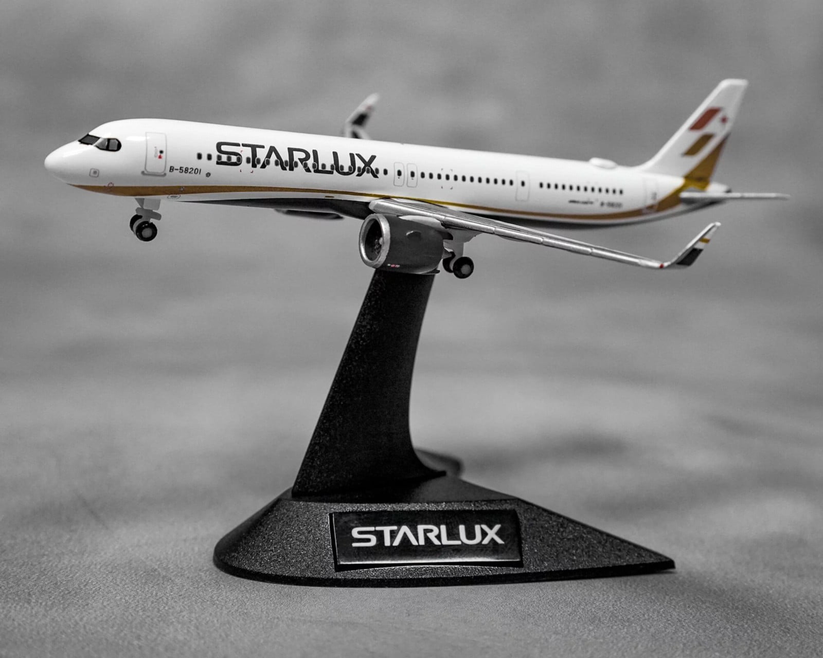 LGZ000007 STARLUX (Herpa) 航空会社オフィシャルモデル STARLUX / スターラックス航空 A321neo 1:500 メーカー完売 Herpa 航空会社オフィシャルモデル 1:500 STARLUX Airlines / スターラックス航空 A321neo 亜鉛ダイキャスト製