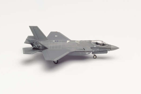 570671 Herpa オランダ空軍 F-35A 323Sq Diana Edwards AFB 70thAnn 1:200 完売しました。 Herpa 1:200 Royal Netherlands Air Force/ オランダ空軍 オランダ王立空軍 F-35 ライトニング II 亜鉛ダイキャスト製