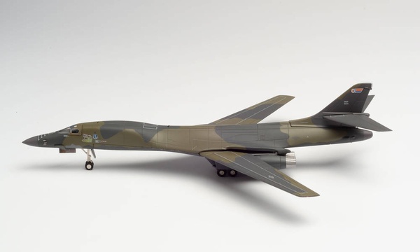 570725 Herpa アメリカ空軍 USAF B-1B 46th グランドフォークス空軍基地 1:200 完売しました。
