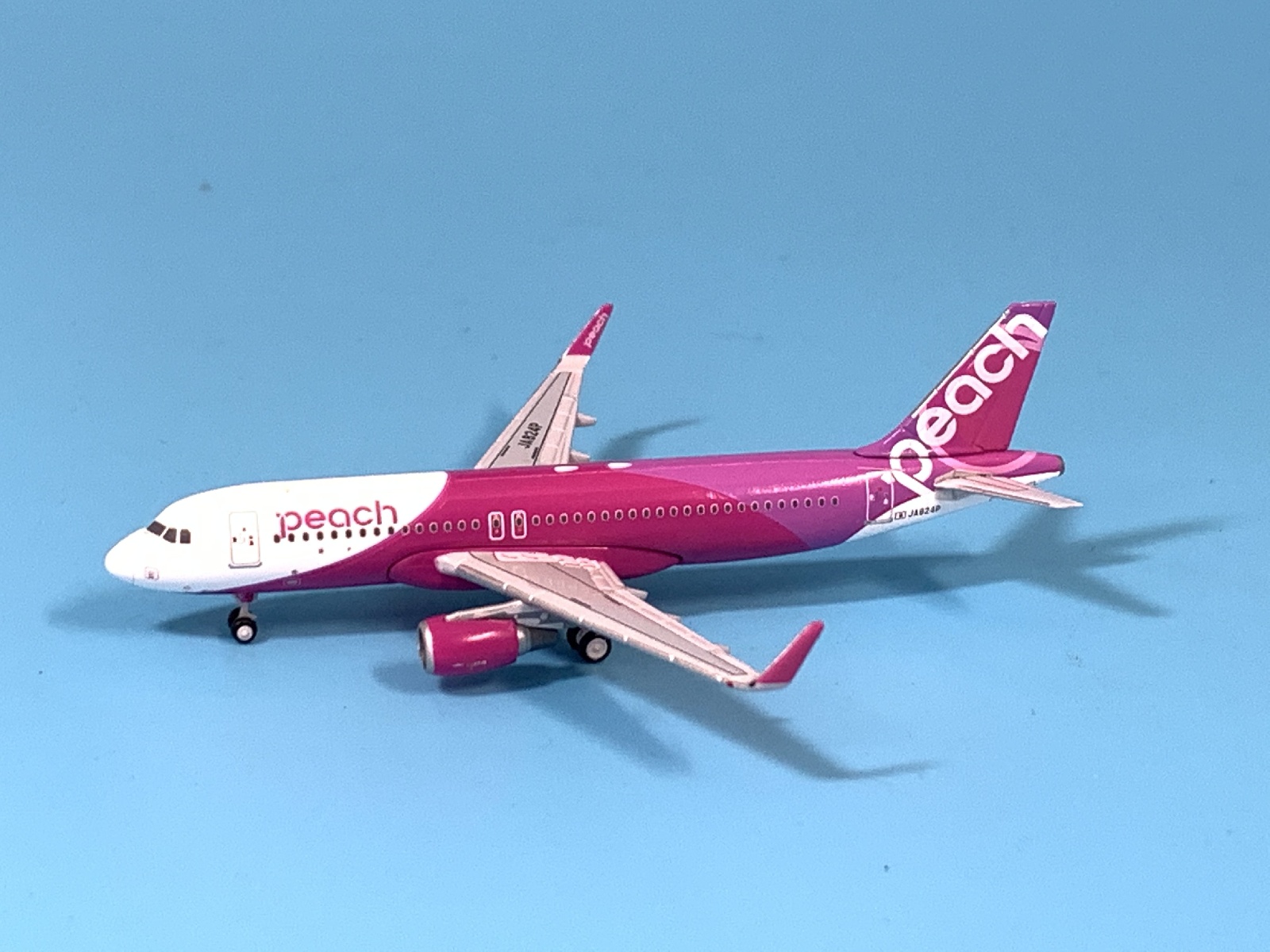 MM50006 Crosswingモデル PEACH A320 JA824P 1:500 完売しました。 Crosswing (Original) 1:500 PEACH / ピーチアビエーション ピーチ航空 A320 亜鉛ダイキャスト製