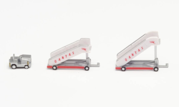 571005 Herpa 空港アクセサリー Qantas タラップ車x2 牽引車x1 1:200 完売しました。 Herpa 1:200   プラスチック製