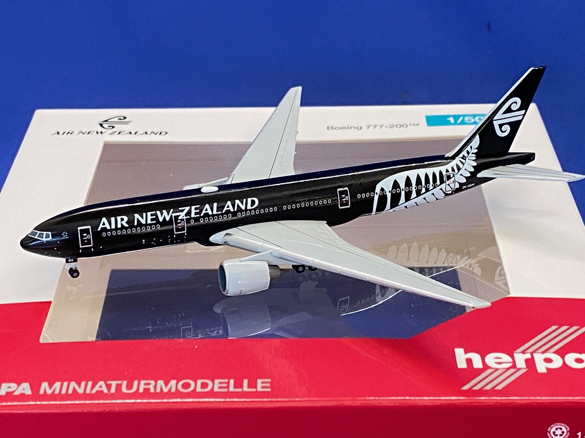 535274 Herpa CLUB MODELS Air New Zealand / ニュージーランド航空 All Blacks B777-200ER ZK-OKH プラスチック製スタンド付 1:500 完売しました。  1:500 Air New Zealand / ニュージーランド航空 777-200 亜鉛ダイキャスト製