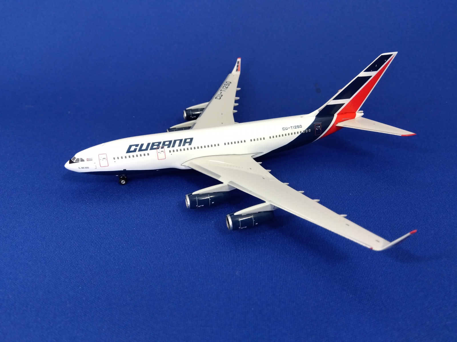 11763 Phoenix Cubana / クバーナ航空 IL-96-300 CU-T1250 1:400 完売しました。
