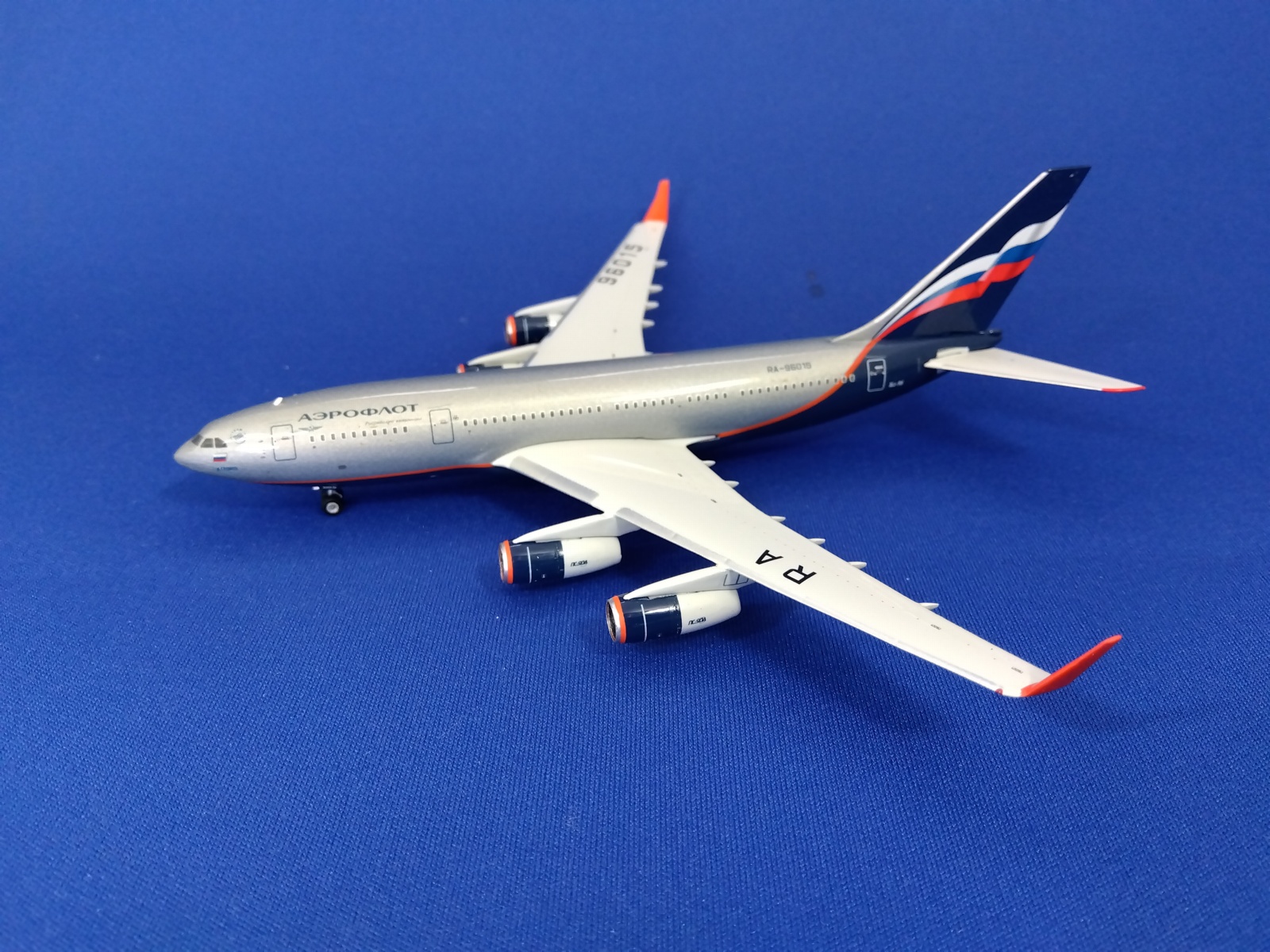 11764 Phoenix Aeroflot / アエロフロート IL-96-300 RA-96015 1:400 完売しました。