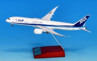 NH20189 全日空商事特注品 ANA All Nippon Airways / 全日空 B787-9 WiFiレドーム付 JA936A 組立式スナップフィットモデル 木製スタンド付き 1:200 完売しました。