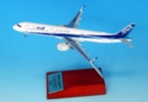 NH20190 全日空商事特注品 ANA All Nippon Airways / 全日空 A321neo WiFiレドーム付 JA152A 完成品 木製スタンド付き 1:200 お取り寄せ