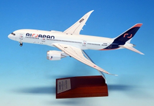 NQ20204 全日空商事特注品 Air Japan / エアージャパン B787-8 Air Japan 新塗装 (WiFiレドーム・ギア付) JA803A 組立式スナップフィットモデル 木製スタンド付き 1:200 完売しました。