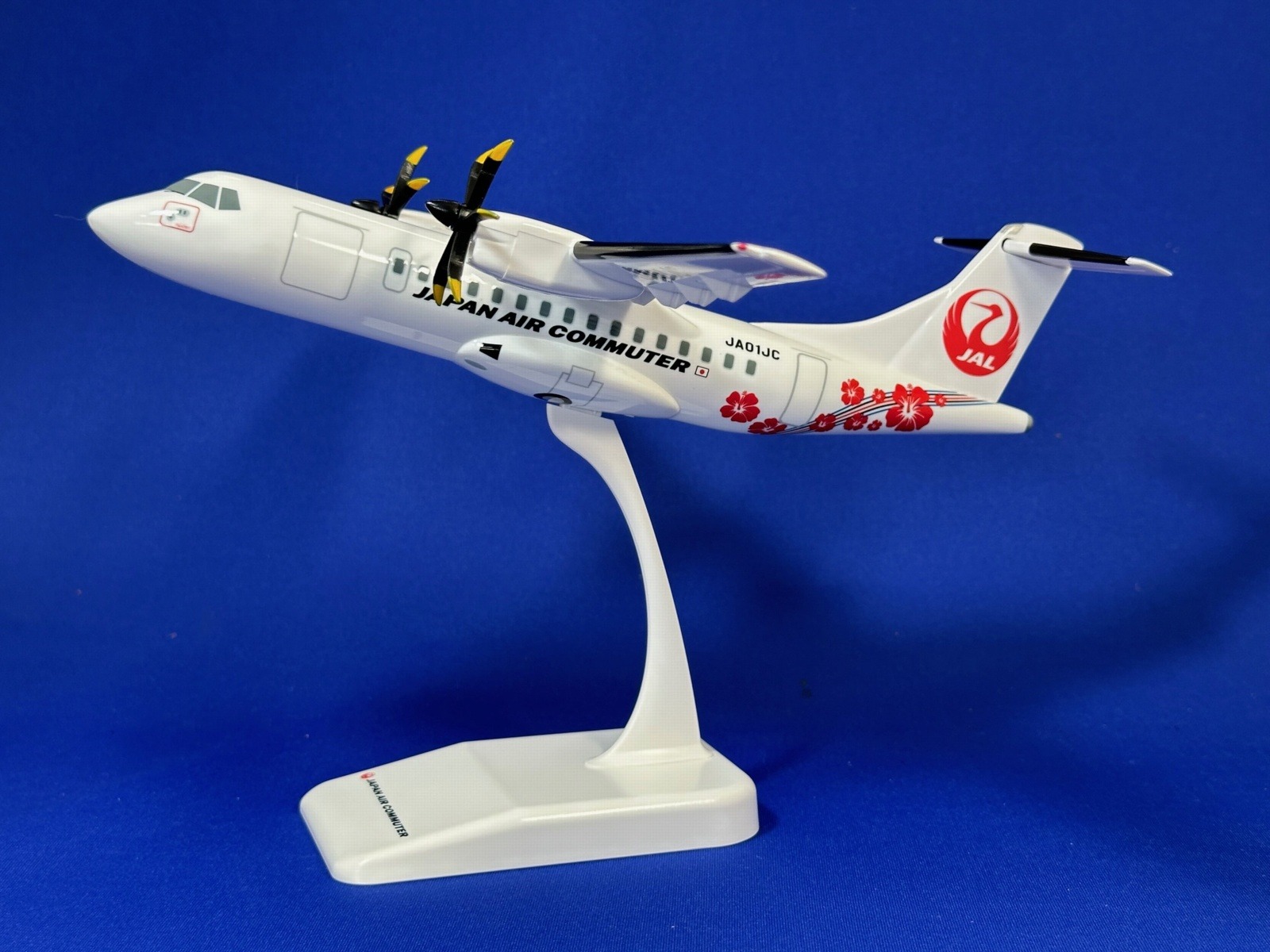 BJQ2050 JAC JAPAN AIR COMMUTER / 日本航空グループ 日本エアコミューター ハイビスカス ATR-42-600 JA01JC 組立品 スナップインモデル 1:100 完売しました。 JALUX 1:100 JAC JAPAN AIR COMMUTER / 日本航空グループ 日本エアコミューター ATR 42 プラスチック製
