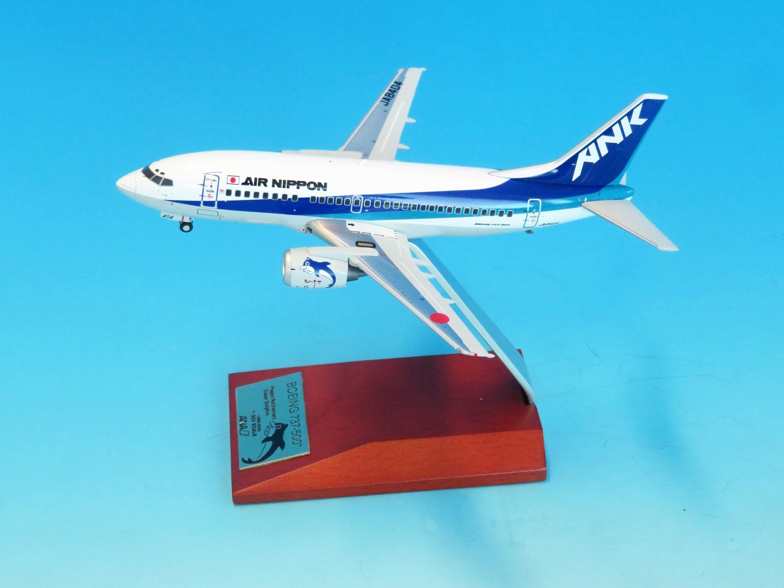 EL20239 全日空商事特注品 ANK / Air Nippon / エアーニッポン B737-500  JA8404 完成品 木製スタンド付き(台座は木製、アーム部はアルミ製) 1:200 全日空商事 1:200 ANK / Air Nippon / エアーニッポン 737-500 亜鉛ダイキャスト製