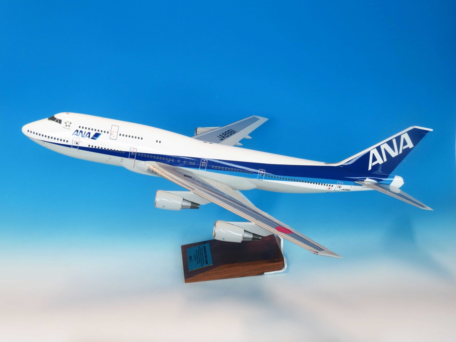 NH00122 全日空商事特注品 ANA All Nippon Airways / 全日空 B747-400D ラストフライト JA8961 木製台座プレート付 1:100 完売しました 全日空商事 1:100 ANA All Nippon Airways / 全日空 747-400 紙製