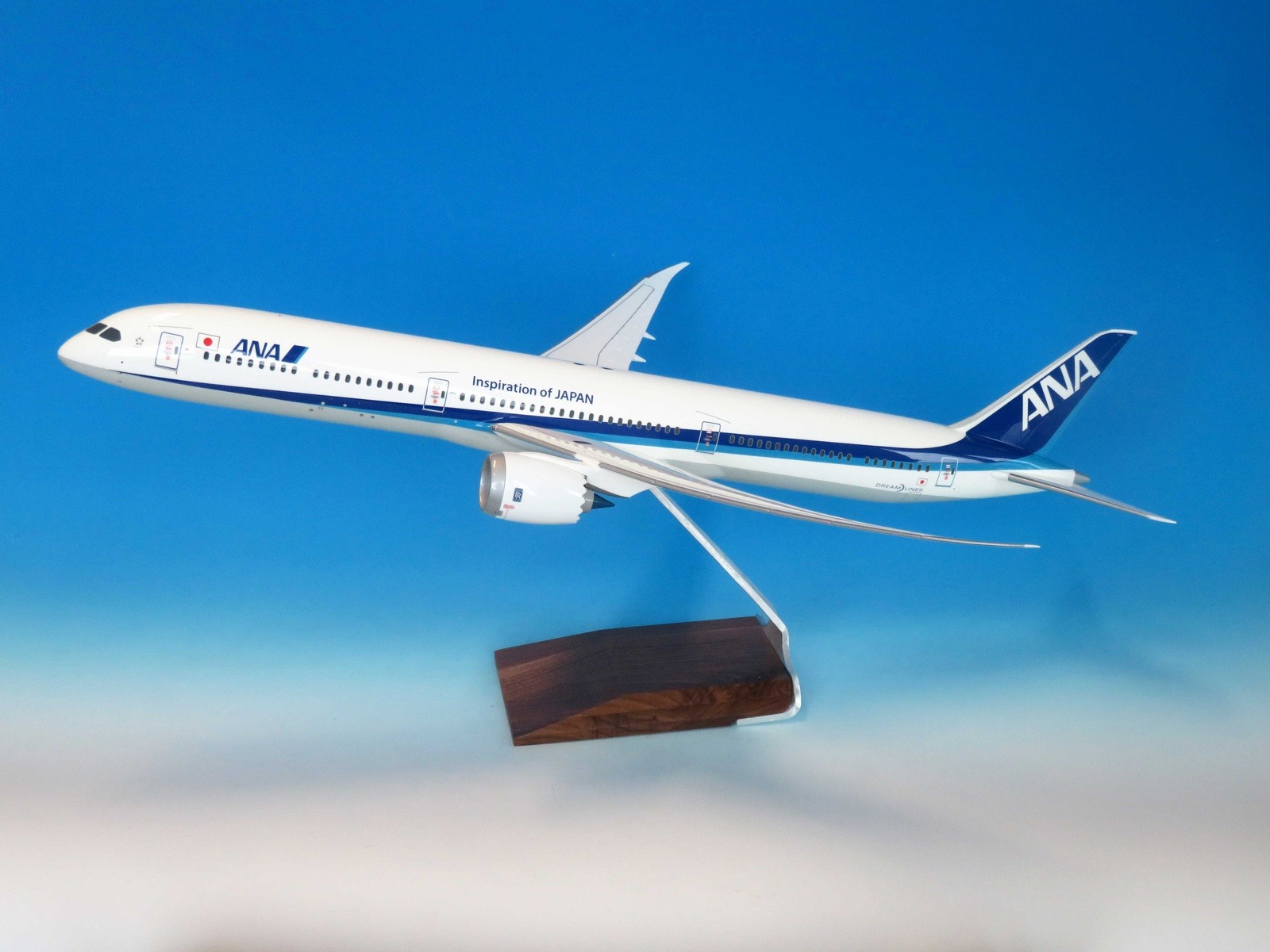 NH00123 全日空商事特注品 ANA All Nippon Airways / 全日空 B787-10 国内線仕様 WiFiレドーム付 JA981A 木製台座プレート付 1:100 完売しました 全日空商事 1:100 ANA All Nippon Airways / 全日空 787-10 紙製