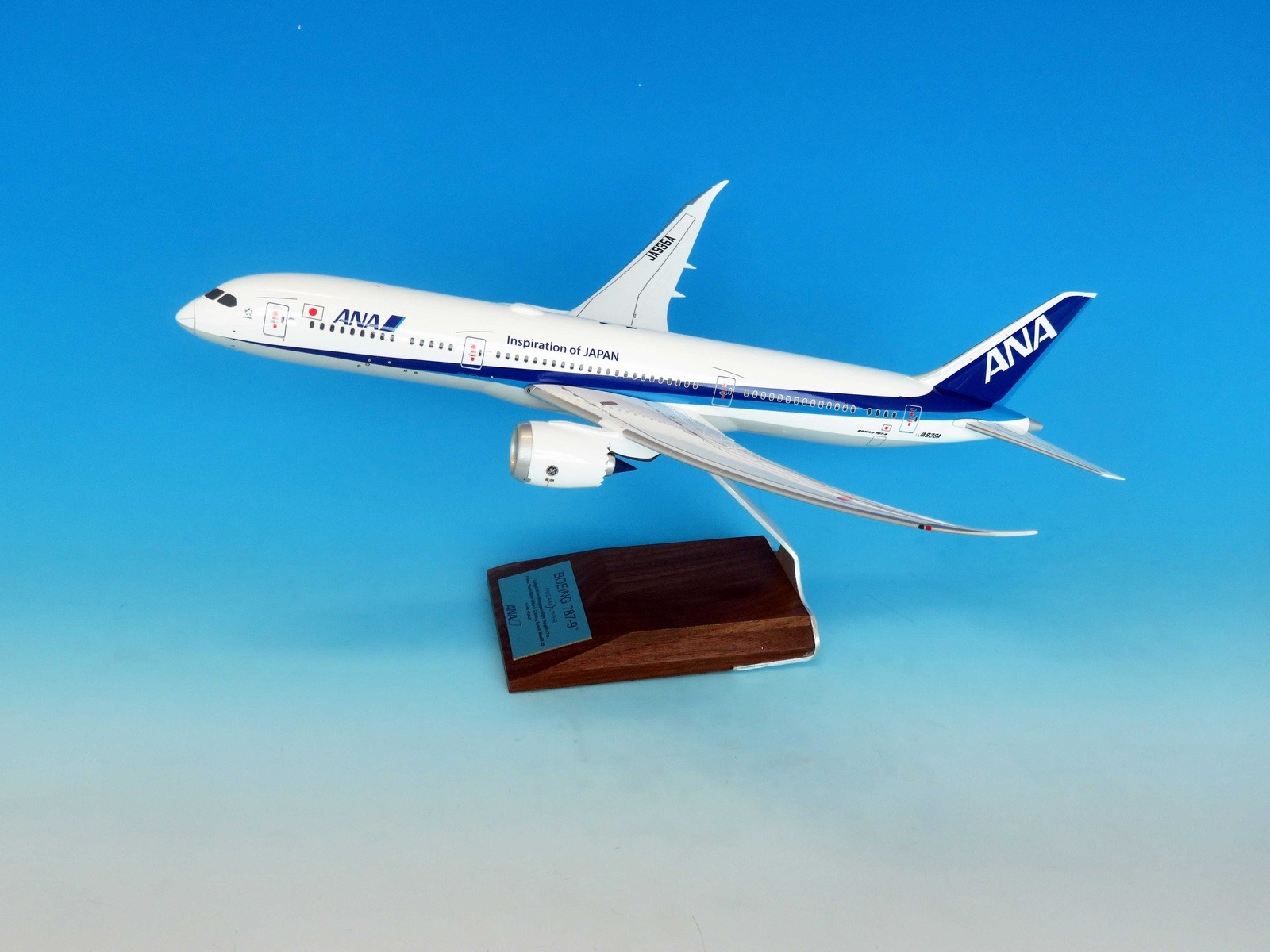 NH14419 全日空商事特注品 ANA All Nippon Airways / 全日空 B787-9 GEエンジン WiFiレドーム付 JA936A 木製台座プレート付 1:144 完売しました 全日空商事 1:144 ANA All Nippon Airways / 全日空 787-9 プラスチック製