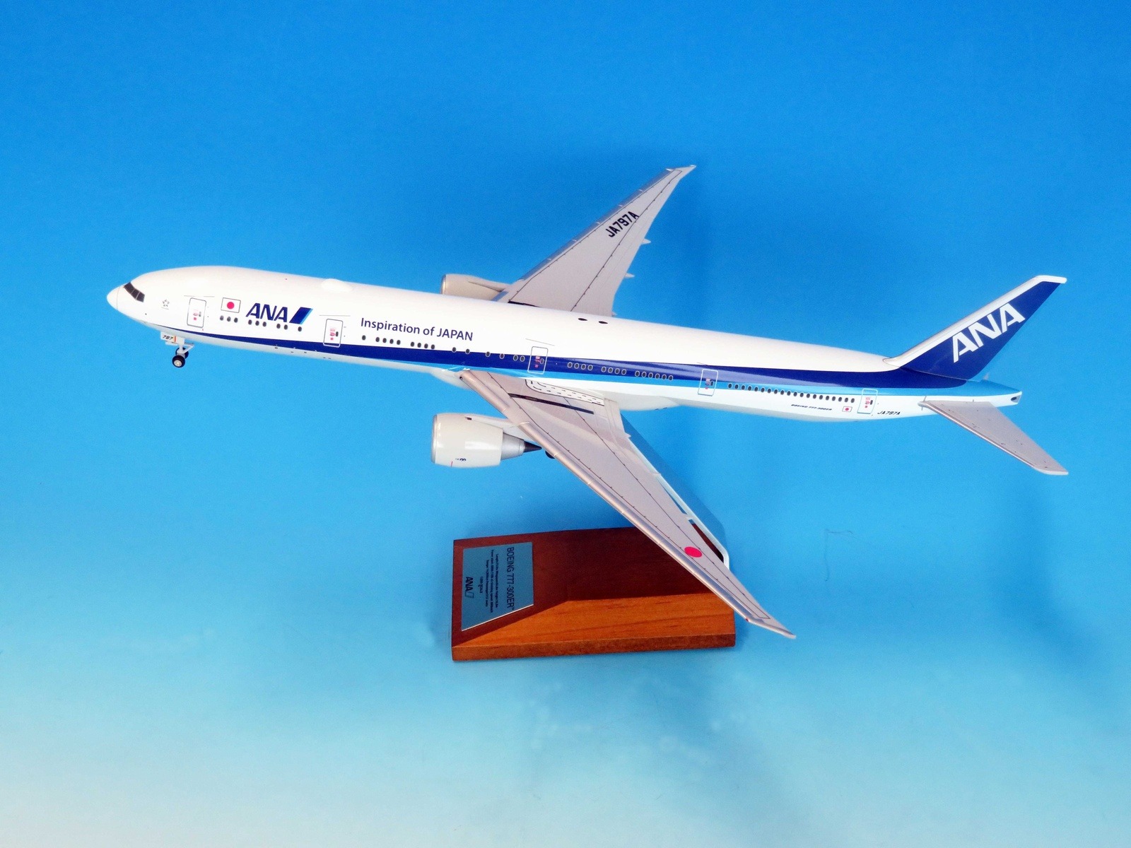 NH20212 全日空商事特注品 ANA All Nippon Airways / 全日空 B777-300ER  JA797A 完成品 木製スタンド付き(台座は木製、アーム部はアルミ製) 1:200 完売しました