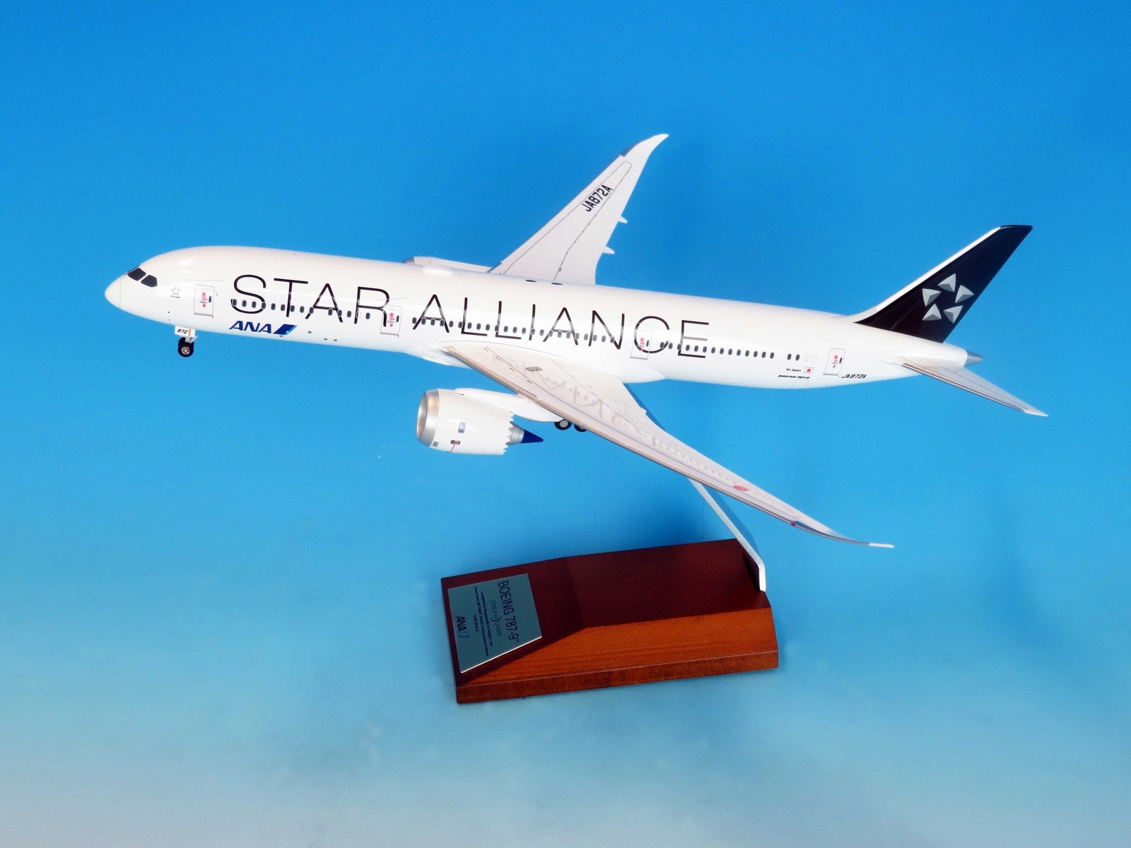 NH20216 全日空商事特注品 ANA All Nippon Airways / 全日空 B787-9 STAR ALLIANCE JA872A 完成品 木製スタンド付き(台座は木製、アーム部はアルミ製) 1:200 全日空商事 1:200 ANA All Nippon Airways / 全日空 787-9 プラスチック製