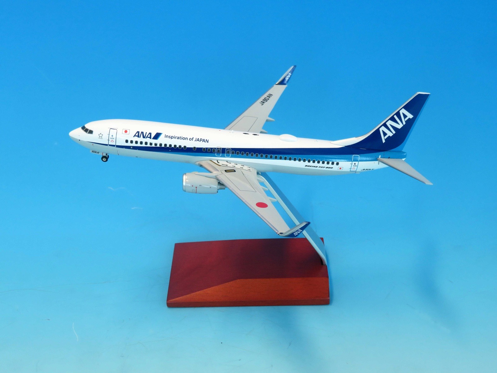 NH20236 全日空商事特注品 ANA All Nippon Airways / 全日空 B737-800  JA90AN 完成品 木製スタンド付き(台座は木製、アーム部はアルミ製) 1:200 お取り寄せ