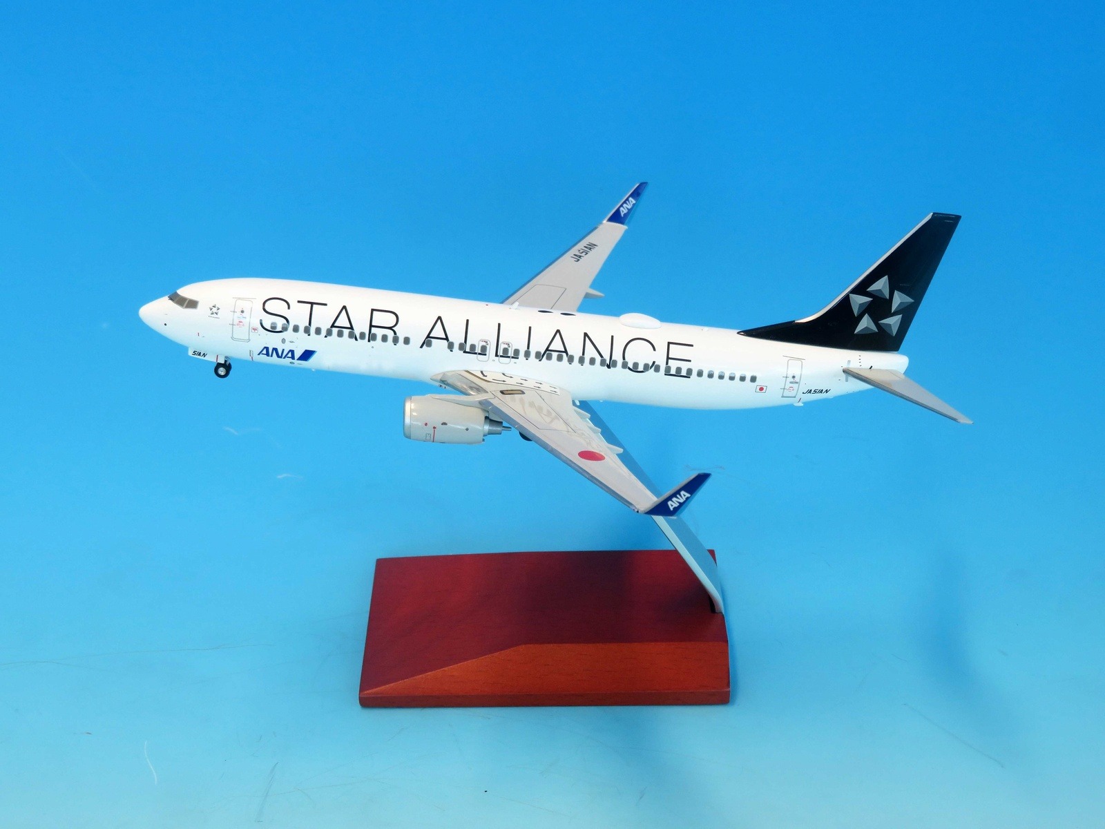 NH20237 全日空商事特注品 ANA All Nippon Airways / 全日空 B737-800 STAR ALLIANCE JA51AN 完成品 木製スタンド付き(台座は木製、アーム部はアルミ製) 1:200 全日空商事 1:200 ANA All Nippon Airways / 全日空 737-800 亜鉛ダイキャスト製
