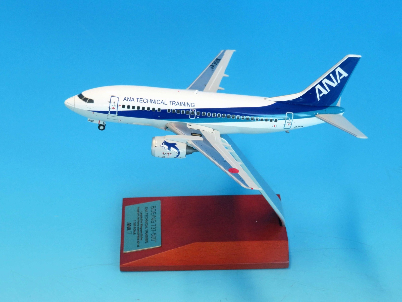 NH20240 全日空商事特注品 ANA All Nippon Airways / 全日空 B737-500 ANA TECHNICAL TRAINNING JA301K 完成品 木製スタンド付き(台座は木製、アーム部はアルミ製) 1:200