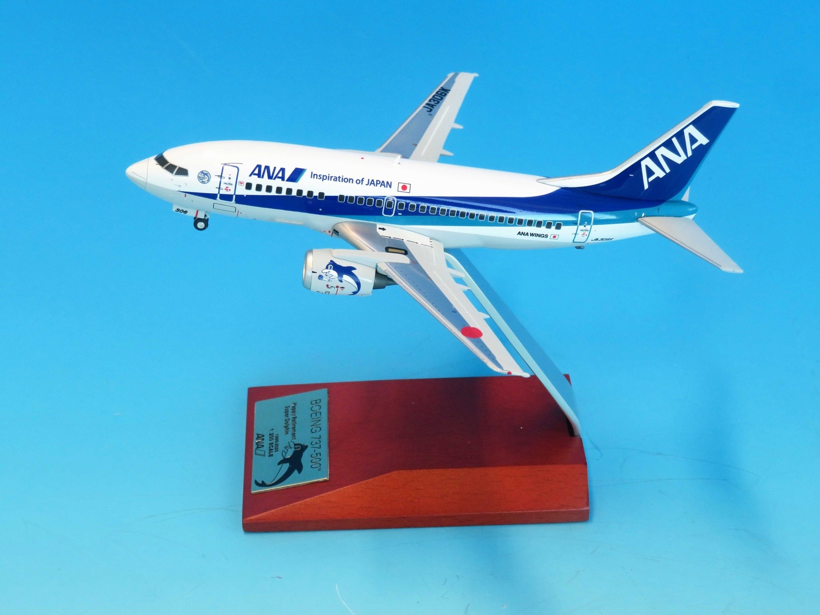 NH20242 全日空商事特注品 ANA All Nippon Airways / 全日空 B737-500 Happy Retirement Super Dolphin JA306K 完成品 木製スタンド付き(台座は木製、アーム部はアルミ製) 1:200 お取り寄せ