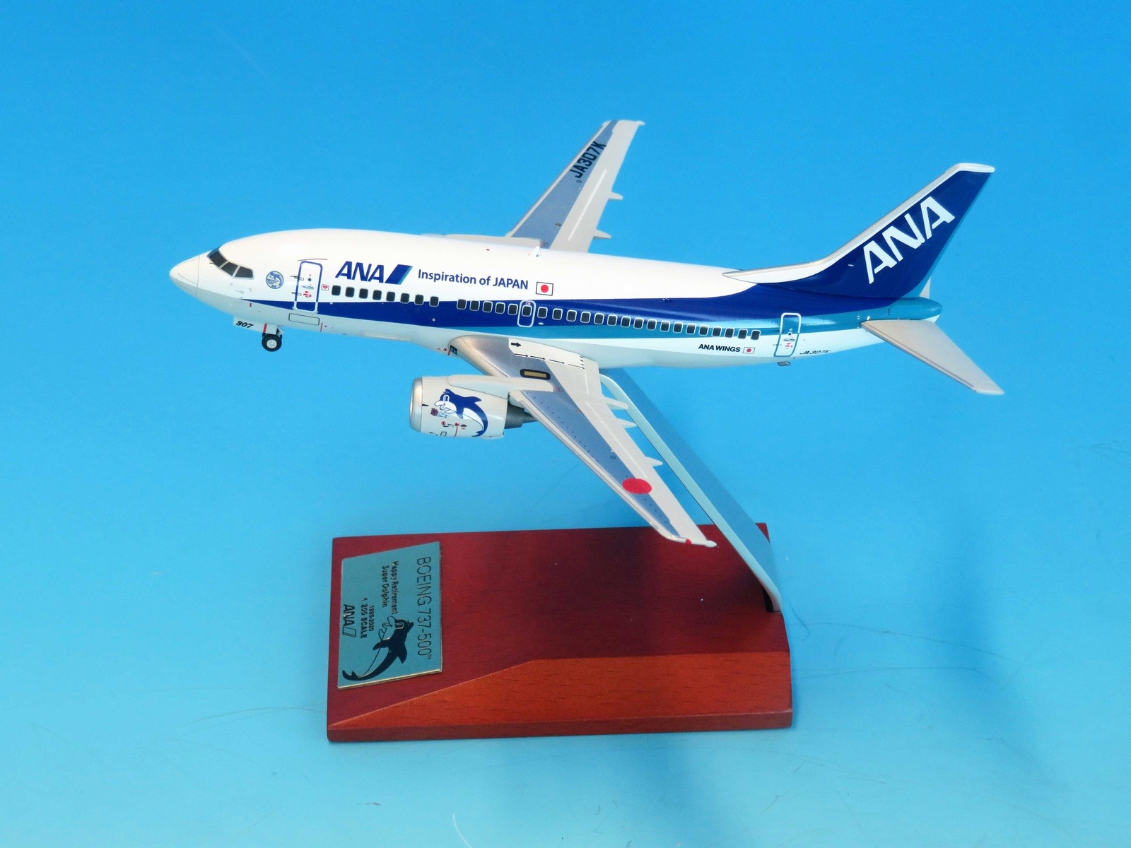 NH20243 全日空商事特注品 ANA All Nippon Airways / 全日空 B737-500 Happy Retirement Super Dolphin JA307K 完成品 木製スタンド付き(台座は木製、アーム部はアルミ製) 1:200