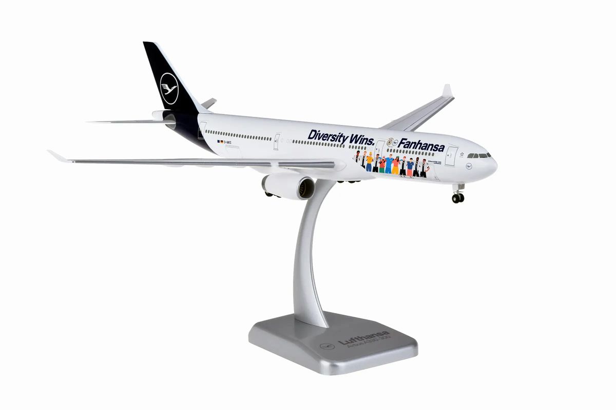DLH026 Hogan ホーガン / LIMOX Lufthansa / ルフトハンザ A330-300 FANHANSA D-AIKQ 組立式 ランディングギア・スタンド付 1:200 完売しました。