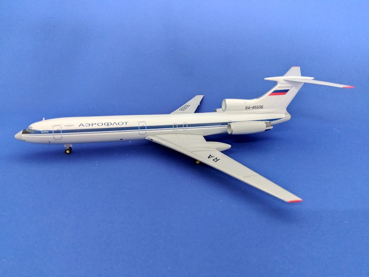 A2032 AviaBoss Aeroflot / アエロフロート Tu-154M RA-85696 スタンド付 1:200 完売しました