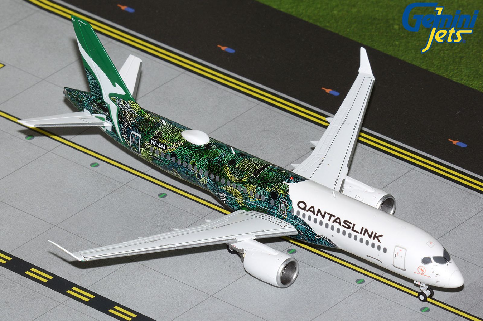 G2QFA1319 GEMINI 200 QantasLink / カンタスリンク A220-300 VH-X4A Minyma Kutjara Tjukurpa (green) ※ 再生産 アップグレードスタンド付 1:200 お取り寄せ