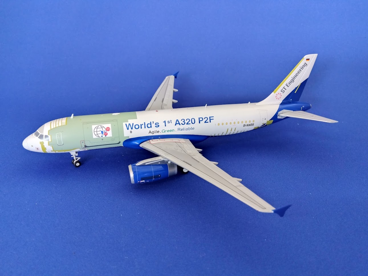 LH2338 JC WING Airbus house color / エアバスハウスカラー A320 D-AAES Worlds 1st A320,ST Engineering スタンド付 1:200 完売しました。