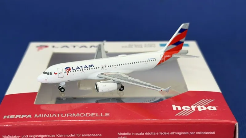 538862 Herpa CLUB MODELS LATAM Airlines / ラタム航空 Chile Flag A320 CC-BLA プラスチック製スタンド付 1:500