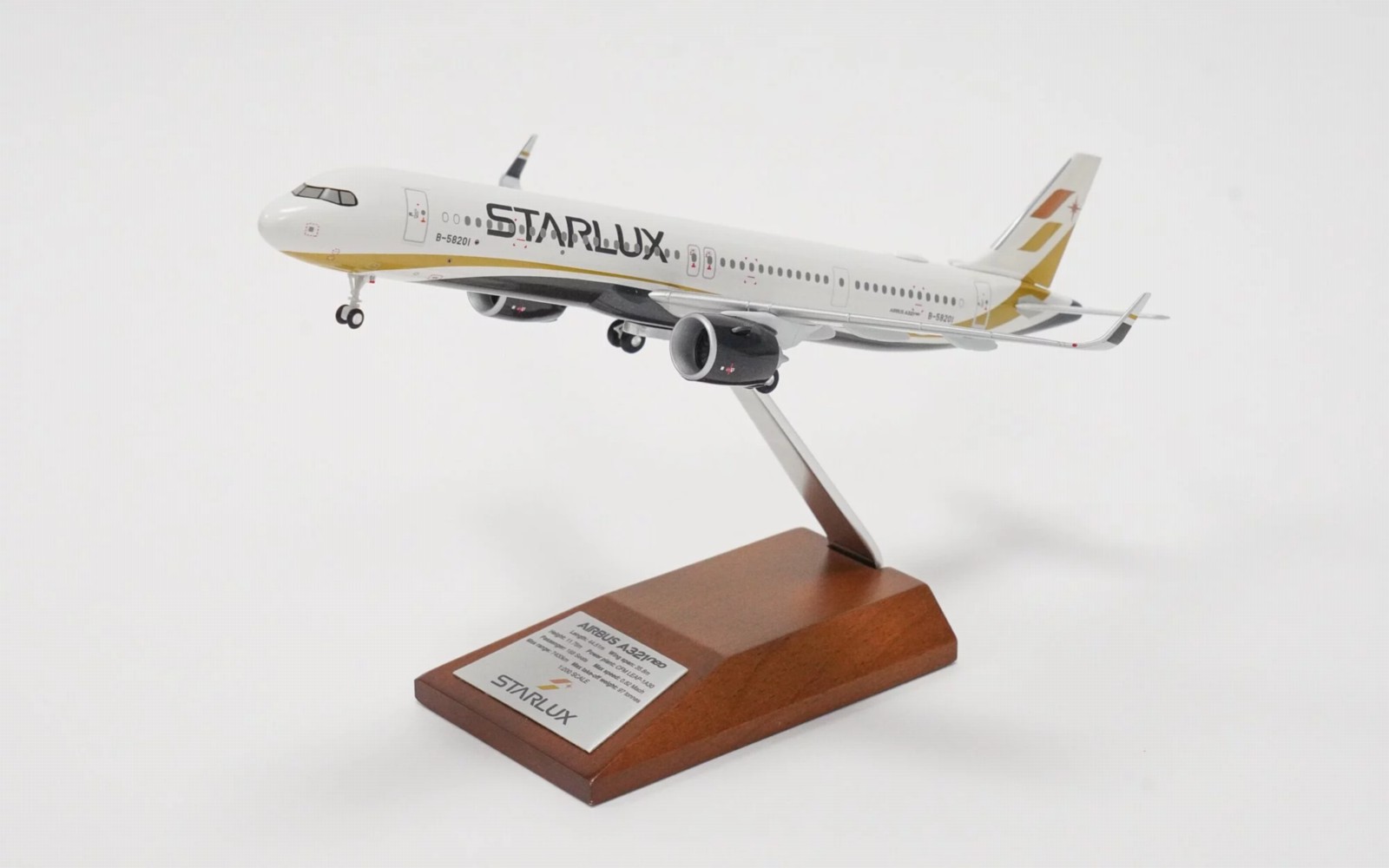 LGZ000003　STARLUX Airlines A321neo 1:200
