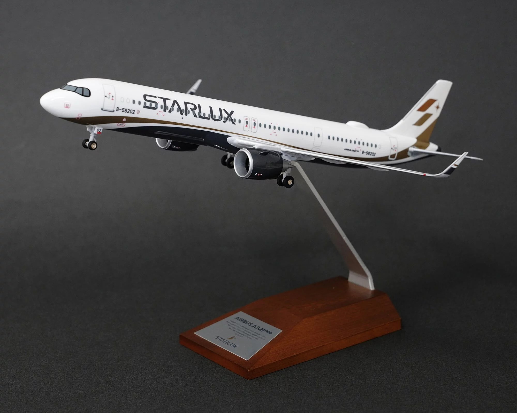 LGZ000004 (EVER RISE製) 航空会社オフィシャルモデル STARLUX Airlines / スターラックス航空 A321neo  1:150 完売しました。