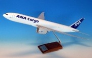 NH00113 全日空商事特注品 ANA Cargo / ANA Cargo B777-8F   木製台座プレート付 1:100 予約