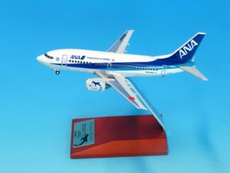 NH20241 全日空商事特注品 ANA All Nippon Airways / 全日空 B737-500 Happy Retirement Super Dolphin JA305K 完成品 木製スタンド付き(台座は木製、アーム部はアルミ製) 1:200 予約