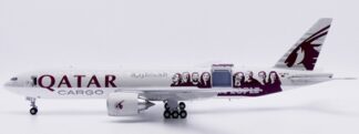 XX20461C JC WING Qatar Airways Cargo / カタール航空カーゴ Moved by People B777F A7-BFG 開閉選択式 スタンド付 1:200 予約