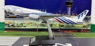 KJB77W162 KJ MODELS Boeing / ボーイングカラー World Tour B777-300ER N5017V 1:200 スタンド付き 予約