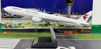 KJB77W170 KJ MODELS China Eastern Airlines / 中国東方航空 B777-300ER B-2025 1:200 スタンド付き 予約