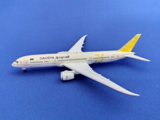 536486 Herpa CLUB MODELS SAUDIA/Saudi Arabian Airlines / サウジアラビア航空/サウディア 75years B787-9 HZ-ARE プラスチック製スタンド付 1:500 メーカー完売