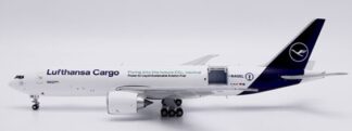 XX40228C JC WING Lufthansa Cargo / ルフトハンザ カーゴ Flying into the future CO2-neutral B777F D-ALFK Interactive Series開閉選択式 1:400 予約