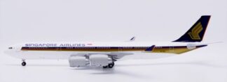 XX20674 JC WING Singapore Airlines / シンガポール航空 Large Titles A340-500 9V-SGD スタンド付 1:200 予約